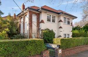 Lovely Elwood Art Deco apartment 