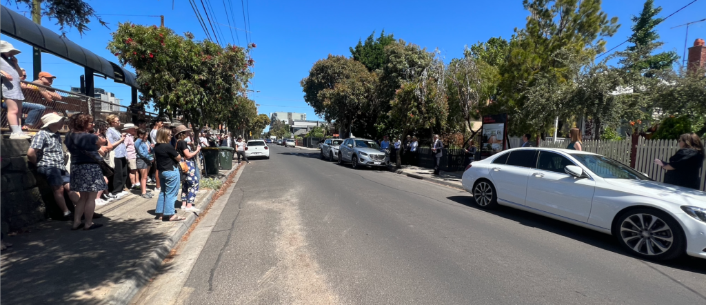 Auction Crowd 10 Dec